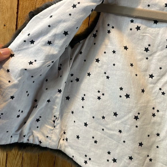 H&M Grey Faux Fur Vest with Star Lining - Toddler/Youth Size 18m - 2y - Picture 4 of 7
